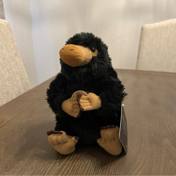 The Noble Collection Fantastic Beasts Niffler with Coin Plush 9" New With Tags - Picture 1 of 7